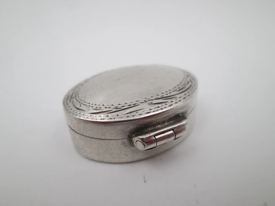 Women's pillbox. 925 sterling silver. Oval shape. Vegetable motifs. Europe. 1980's