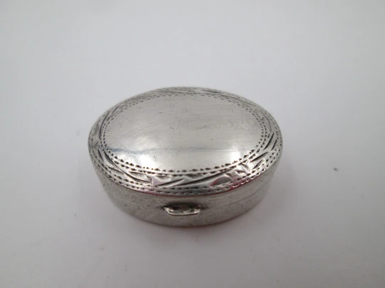 Women's pillbox. 925 sterling silver. Oval shape. Vegetable motifs. Europe. 1980's
