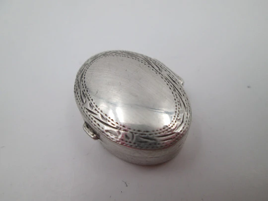 Women's pillbox. 925 sterling silver. Oval shape. Vegetable motifs. Europe. 1980's