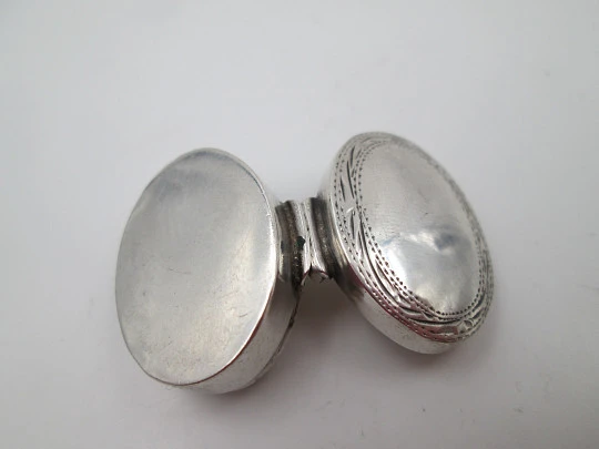 Women's pillbox. 925 sterling silver. Oval shape. Vegetable motifs. Europe. 1980's
