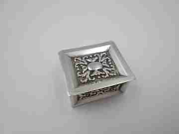 Women's pillbox. 925 sterling silver. Square shape. Floral motifs. Spain, 1980