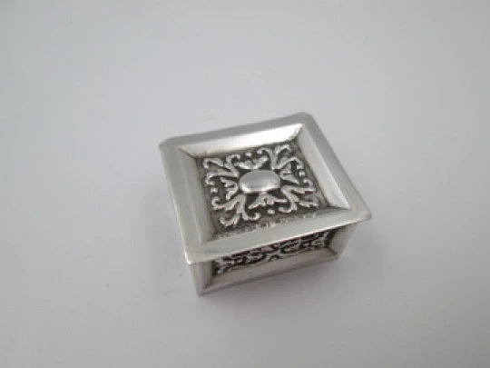 Women's pillbox. 925 sterling silver. Square shape. Floral motifs. Spain, 1980