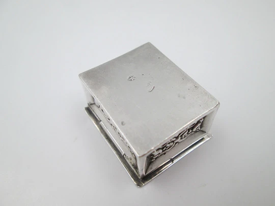 Women's pillbox. 925 sterling silver. Square shape. Floral motifs. Spain, 1980