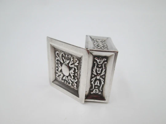 Women's pillbox. 925 sterling silver. Square shape. Floral motifs. Spain, 1980