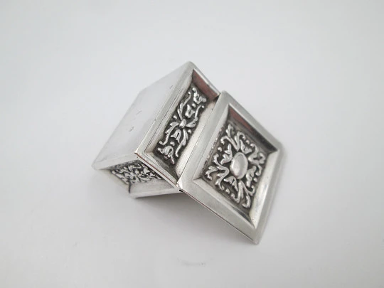 Women's pillbox. 925 sterling silver. Square shape. Floral motifs. Spain, 1980