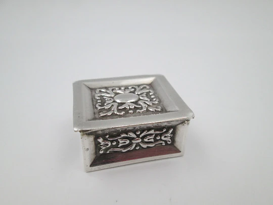 Women's pillbox. 925 sterling silver. Square shape. Floral motifs. Spain, 1980