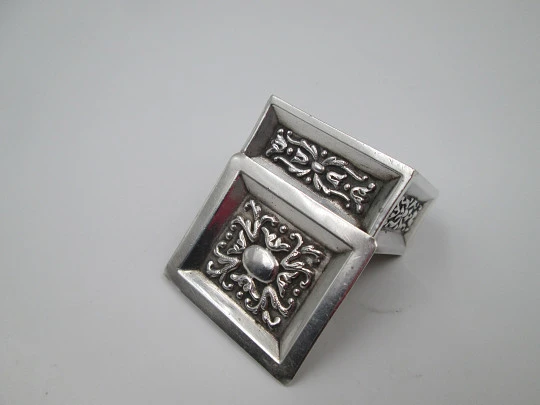 Women's pillbox. 925 sterling silver. Square shape. Floral motifs. Spain, 1980