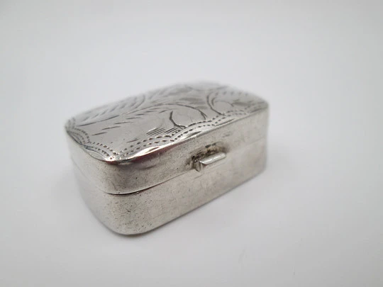 Women's pillbox. Vegetable motifs. Articulated lid. 1980's. Sterling silver