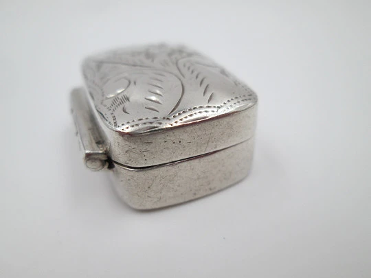 Women's pillbox. Vegetable motifs. Articulated lid. 1980's. Sterling silver