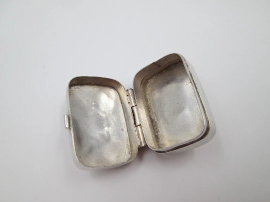 Women's pillbox. Vegetable motifs. Articulated lid. 1980's. Sterling silver