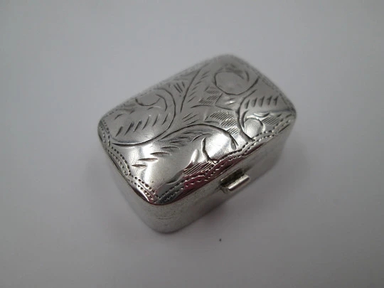 Women's pillbox. Vegetable motifs. Articulated lid. 1980's. Sterling silver