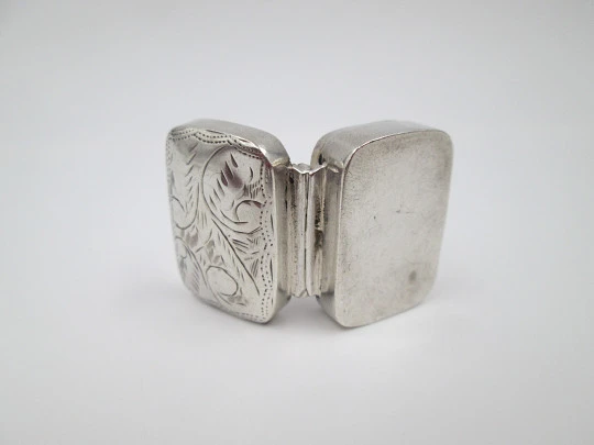 Women's pillbox. Vegetable motifs. Articulated lid. 1980's. Sterling silver