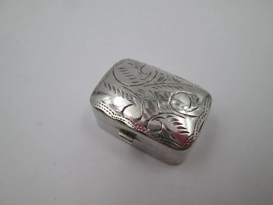 Women's pillbox. Vegetable motifs. Articulated lid. 1980's. Sterling silver