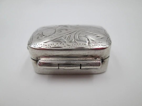 Women's pillbox. Vegetable motifs. Articulated lid. 1980's. Sterling silver