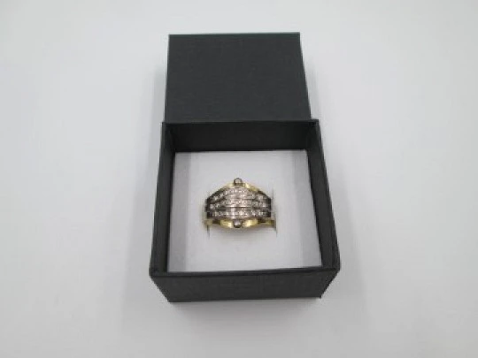 Women's rhomboid ring. 18 karat yellow gold and diamonds brilliant cut