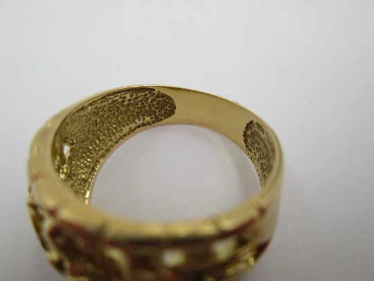 Women's ring. 18 karat gold & white sapphires. Elephants herd. 1990's