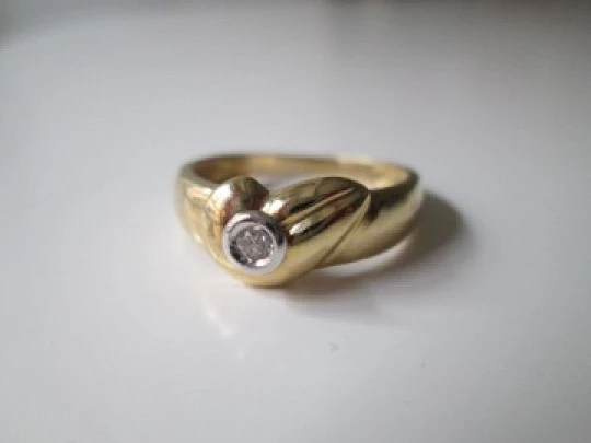 Women's ring. 18 karat yellow gold and central diamond. 1990's