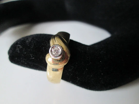 Women's ring. 18 karat yellow gold and central diamond. 1990's