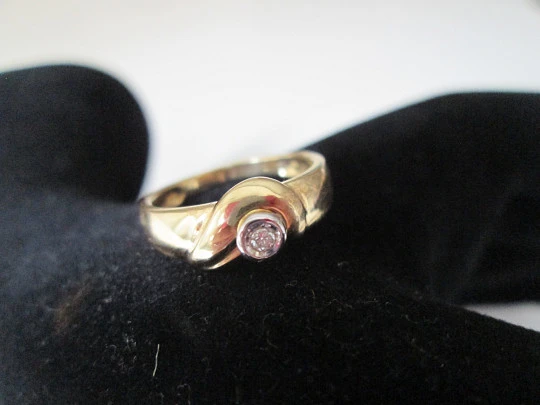 Women's ring. 18 karat yellow gold and central diamond. 1990's