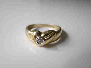 Women's ring. 18 karat yellow gold and central diamond. 1990's