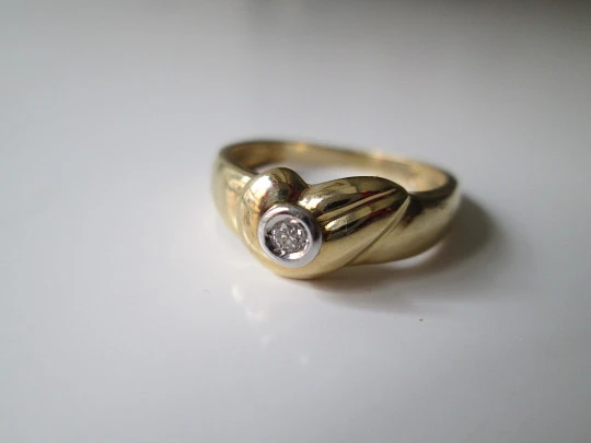 Women's ring. 18 karat yellow gold and central diamond. 1990's