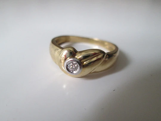 Women's ring. 18 karat yellow gold and central diamond. 1990's