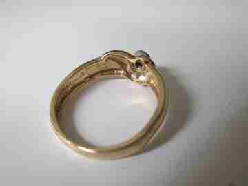 Women's ring. 18 karat yellow gold and central diamond. 1990's
