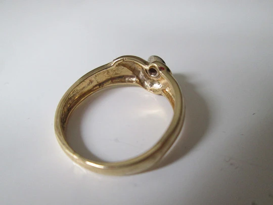 Women's ring. 18 karat yellow gold and central diamond. 1990's