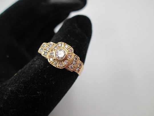 Women's ring. 18 karat yellow gold and diamonds brilliant cut. Europe. 2010