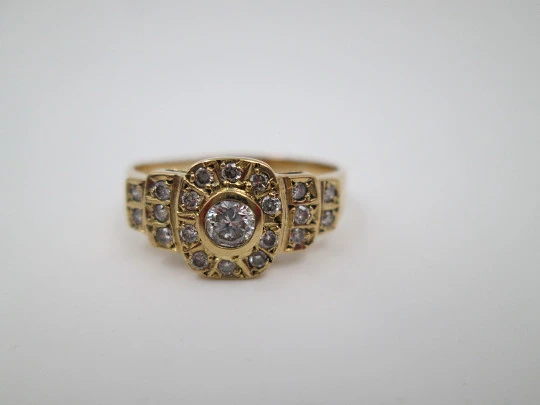 Women's ring. 18 karat yellow gold and diamonds brilliant cut. Europe. 2010