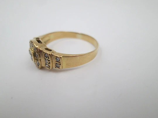 Women's ring. 18 karat yellow gold and diamonds brilliant cut. Europe. 2010