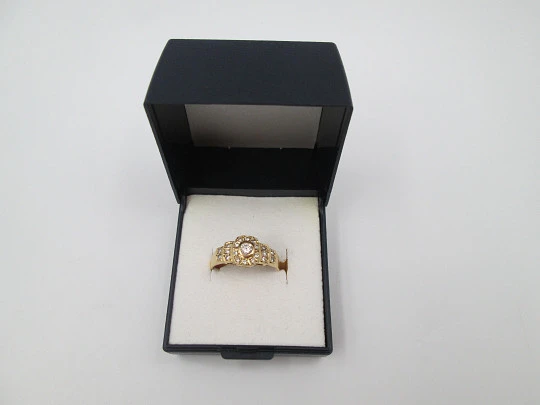 Women's ring. 18 karat yellow gold and diamonds brilliant cut. Europe. 2010