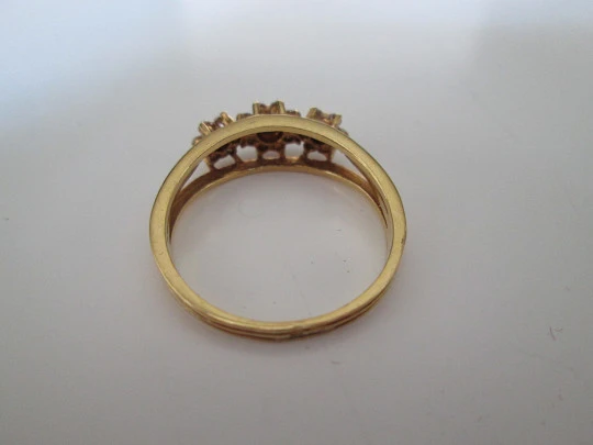 Women's ring. 18 karat yellow gold and three zircons flowers. Circa 1990's