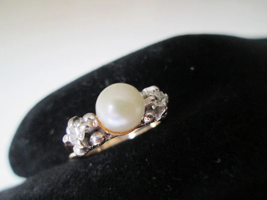 Women's ring. 18 karat yellow gold. Pearl and diamonds. 1990's