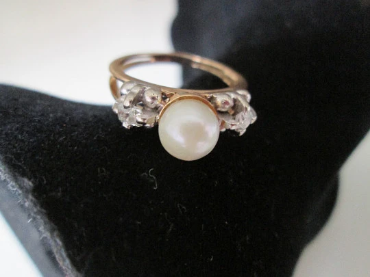 Women's ring. 18 karat yellow gold. Pearl and diamonds. 1990's