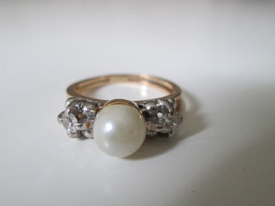 Women's ring. 18 karat yellow gold. Pearl and diamonds. 1990's