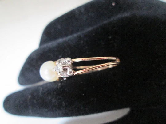 Women's ring. 18 karat yellow gold. Pearl and diamonds. 1990's