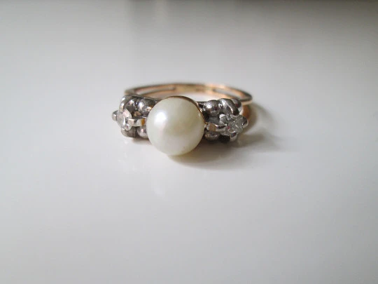 Women's ring. 18 karat yellow gold. Pearl and diamonds. 1990's