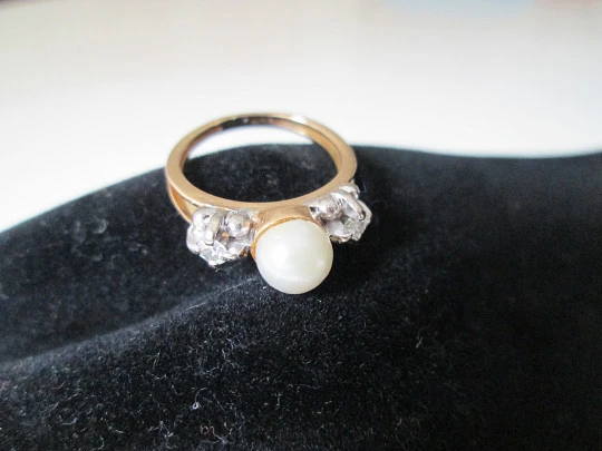 Women's ring. 18 karat yellow gold. Pearl and diamonds. 1990's