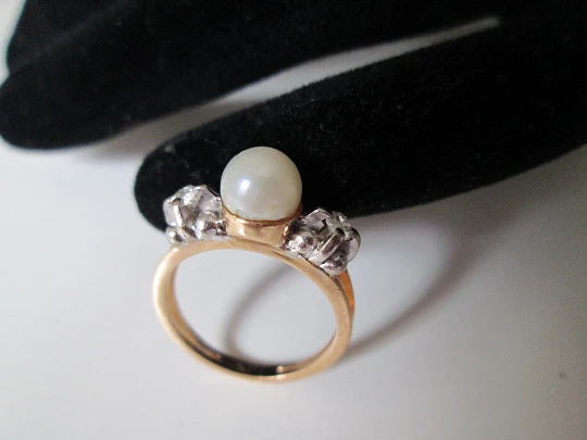 Women's ring. 18 karat yellow gold. Pearl and diamonds. 1990's