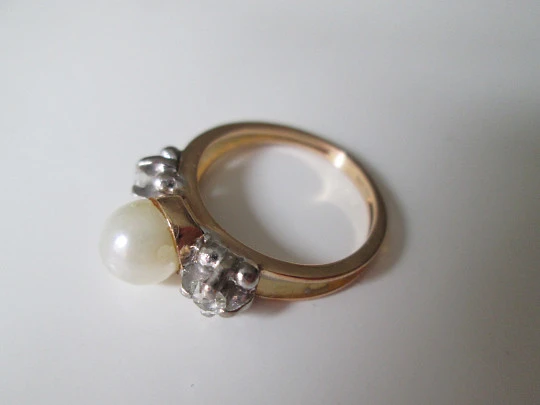 Women's ring. 18 karat yellow gold. Pearl and diamonds. 1990's