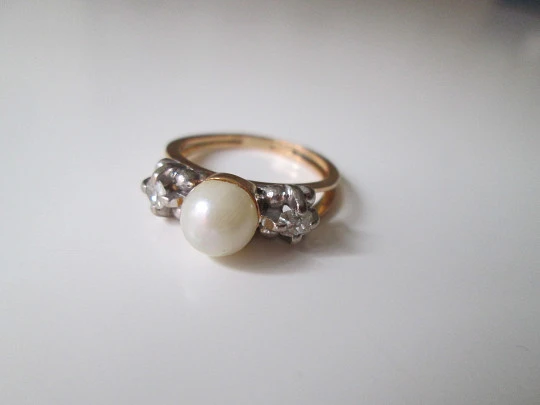 Women's ring. 18 karat yellow gold. Pearl and diamonds. 1990's