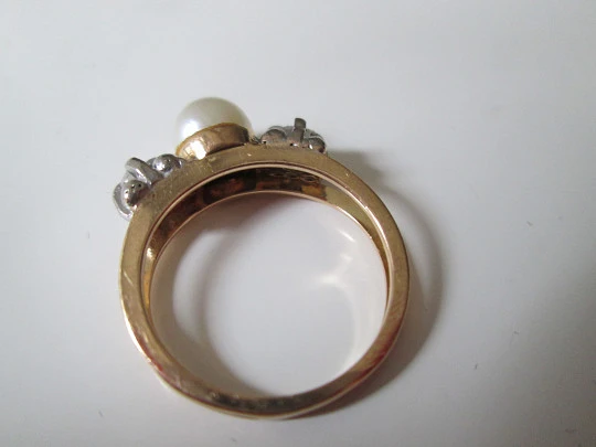 Women's ring. 18 karat yellow gold. Pearl and diamonds. 1990's