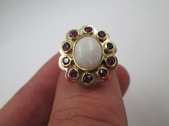 Women's ring. 18 karat yellow gold. Rubies and central opal. 1940's