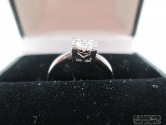 Women's ring. 18K white gold & diamonds brilliant cut. Certificate