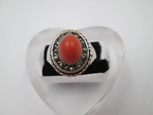 Women's ring. 925 sterling silver and gold edge. Marcasite and red oval coral. 1980