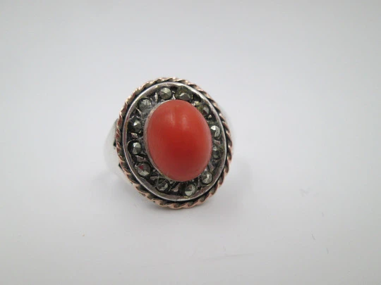 Women's ring. 925 sterling silver and gold edge. Marcasite and red oval coral. 1980
