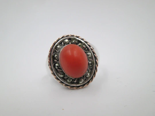 Women's ring. 925 sterling silver and gold edge. Marcasite and red oval coral. 1980