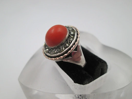 Women's ring. 925 sterling silver and gold edge. Marcasite and red oval coral. 1980