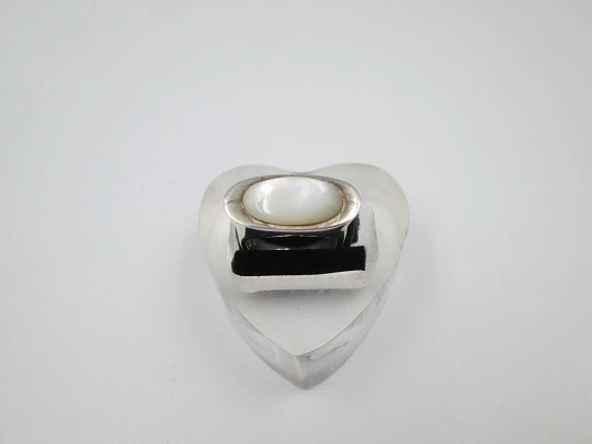 Women's ring. 925 sterling silver and nacre oval trim. Size 16. Europe. 1990's